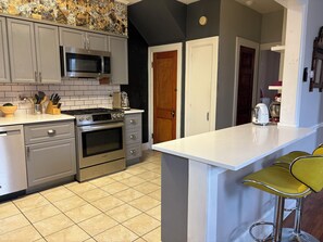 Microwave, oven, stovetop, dishwasher - Beautiful 3-Bedroom, Family Townhome in Washington DC for Longer Stays (Washington)