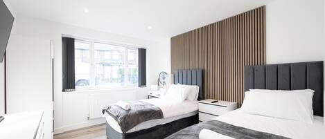 Fer et planche à repasser, lit parapluie, Wi-Fi gratuit, draps fournis