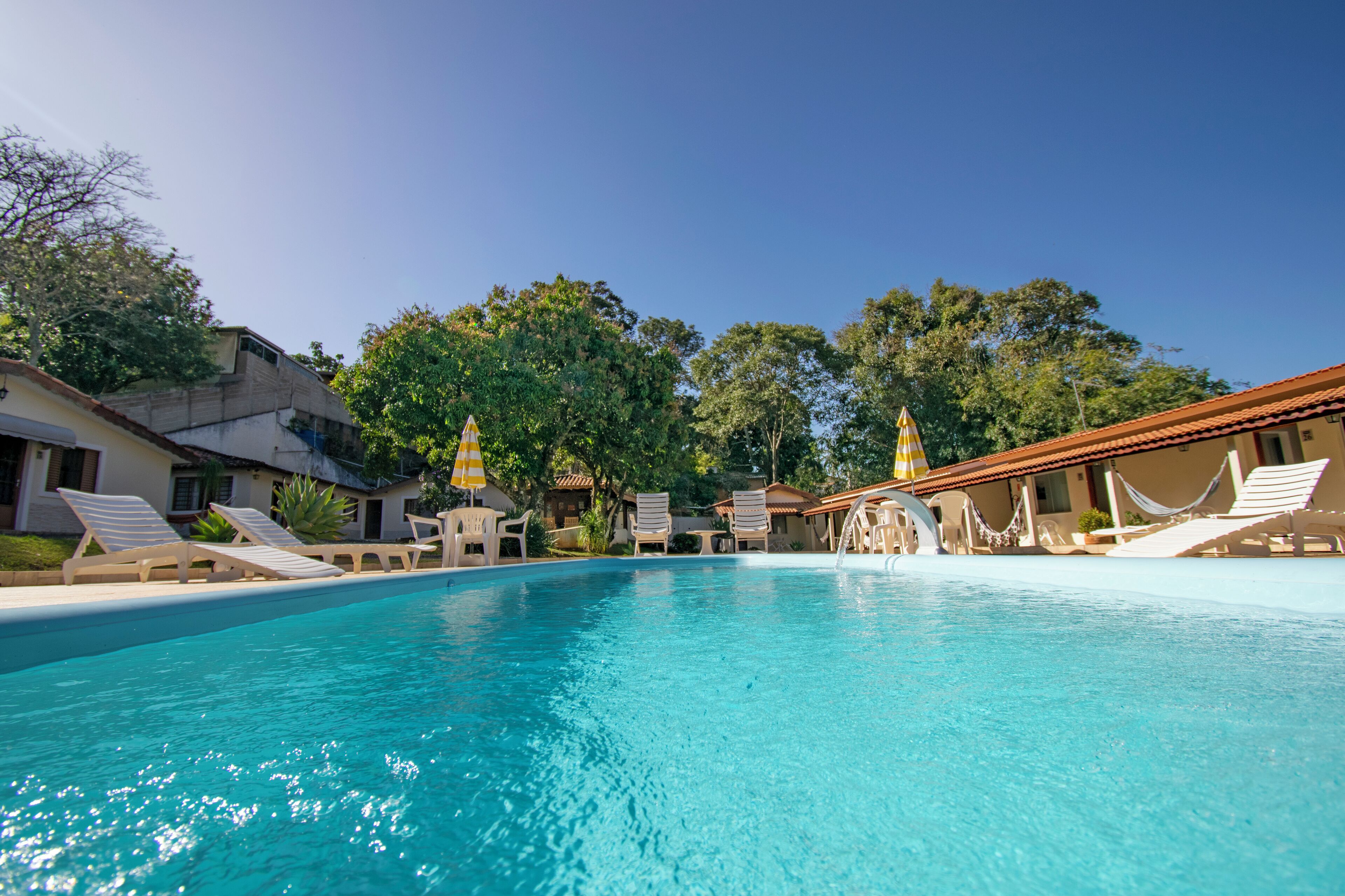 2 piscinas externas, funciona das 9h às 20h, guarda-sóis