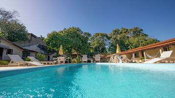 2 piscinas externas, funciona das 9h às 20h, guarda-sóis