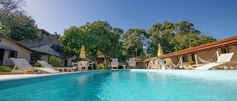 2 piscines a l'aire lliure (horari: 09:00-20:00), para-sols i gandules