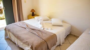 Standard Triple Room | Desk, free WiFi