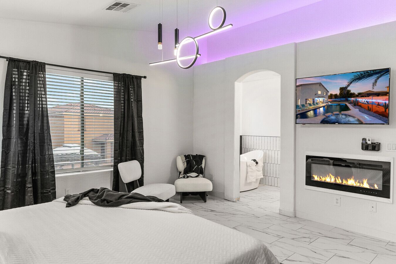 Tabla de planchar con plancha, wifi y ropa de cama 