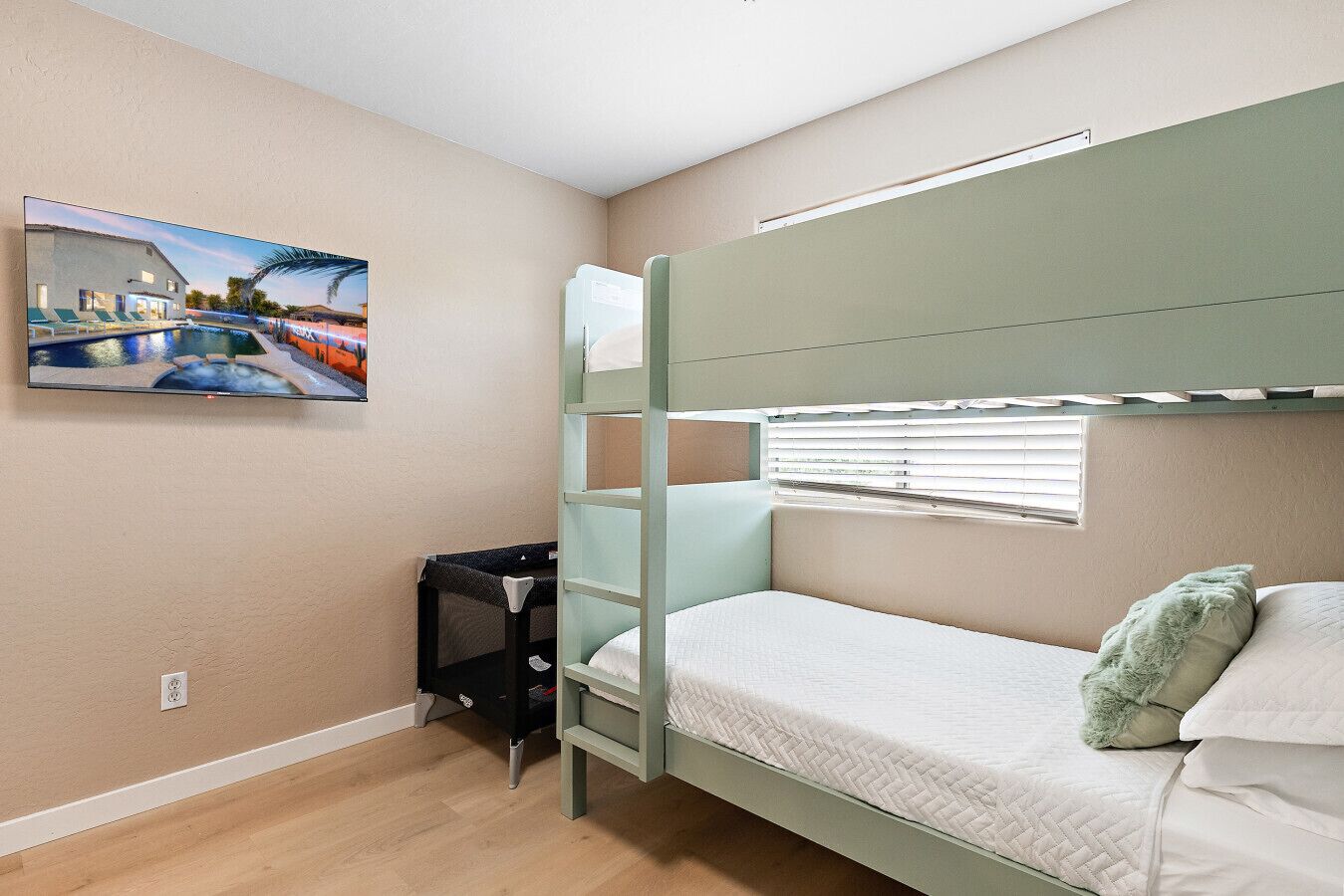 Tabla de planchar con plancha, wifi y ropa de cama 