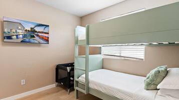 Tabla de planchar con plancha, wifi y ropa de cama