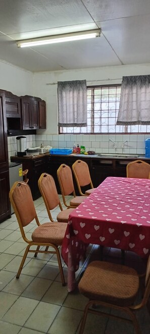 Dining - Lovely 3-bedroom apartment with AC in peaceful Paramaribo (Paramaribo)