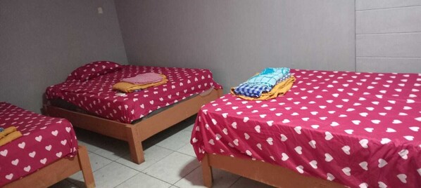 Tabla de planchar con plancha y ropa de cama