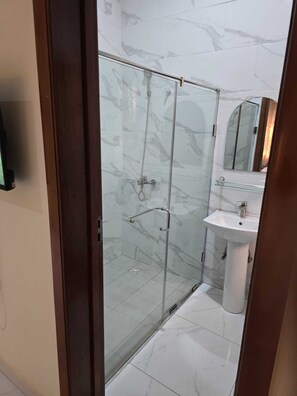 Dusche, Handtücher, Seife, Toilettenpapier