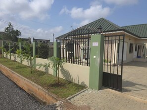 Exterior - Delightful 3-bedroom house with AC in Lakeside Estates,  Adenta Municipality (Accra)
