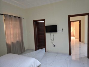 3 bedrooms, iron/ironing board, free WiFi, bed sheets - Delightful 3-bedroom house with AC in Lakeside Estates,  Adenta Municipality (Accra)
