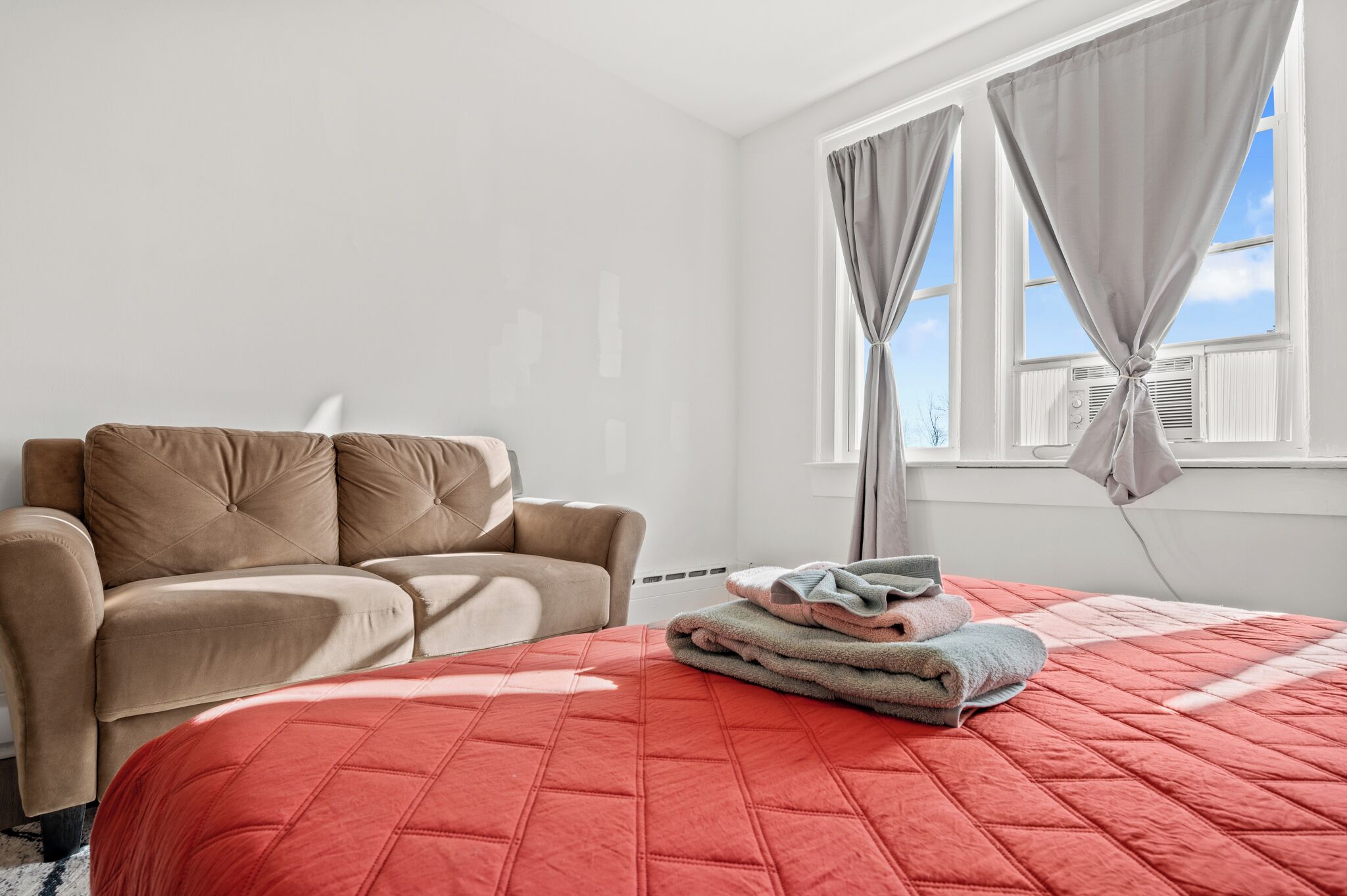 Tabla de planchar con plancha, wifi y ropa de cama 