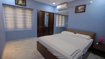 Een strijkplank/strijkijzer, internet, beddengoed