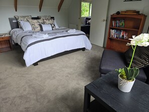 Travel cot, free WiFi, bed sheets