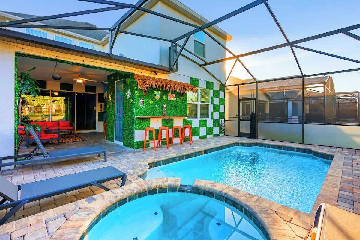 Utomhuspool och uppvärmd pool