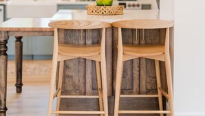 Microwave, oven, stovetop, dishwasher - Comfortable, bright and central farmhouse in historic Perth. (Perth)