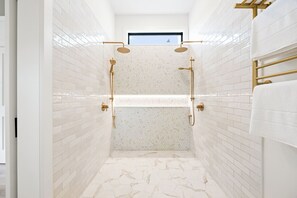 Shower, hair dryer, bidet, towels - Comfortable, bright and central farmhouse in historic Perth. (Perth)