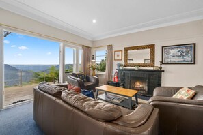 TV, fireplace - Khandala Cottage - New out door spa installed with the best view (Katoomba)