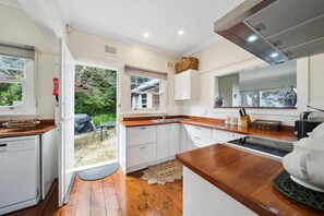 Fridge, microwave, oven, stovetop - Khandala Cottage - New out door spa installed with the best view (Katoomba)