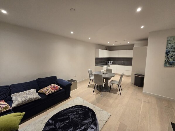 Interior - Luxury Stay in Canary Wharf Private Balcony Steps from DLR (London)