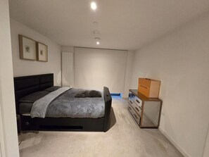Room - Luxury Stay in Canary Wharf Private Balcony Steps from DLR (London)