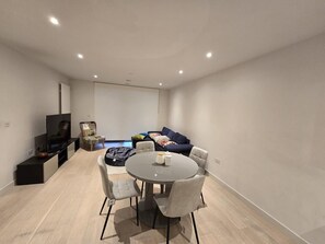 Interior - Luxury Stay in Canary Wharf Private Balcony Steps from DLR (London)