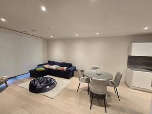 Interior - Luxury Stay in Canary Wharf Private Balcony Steps from DLR (London)