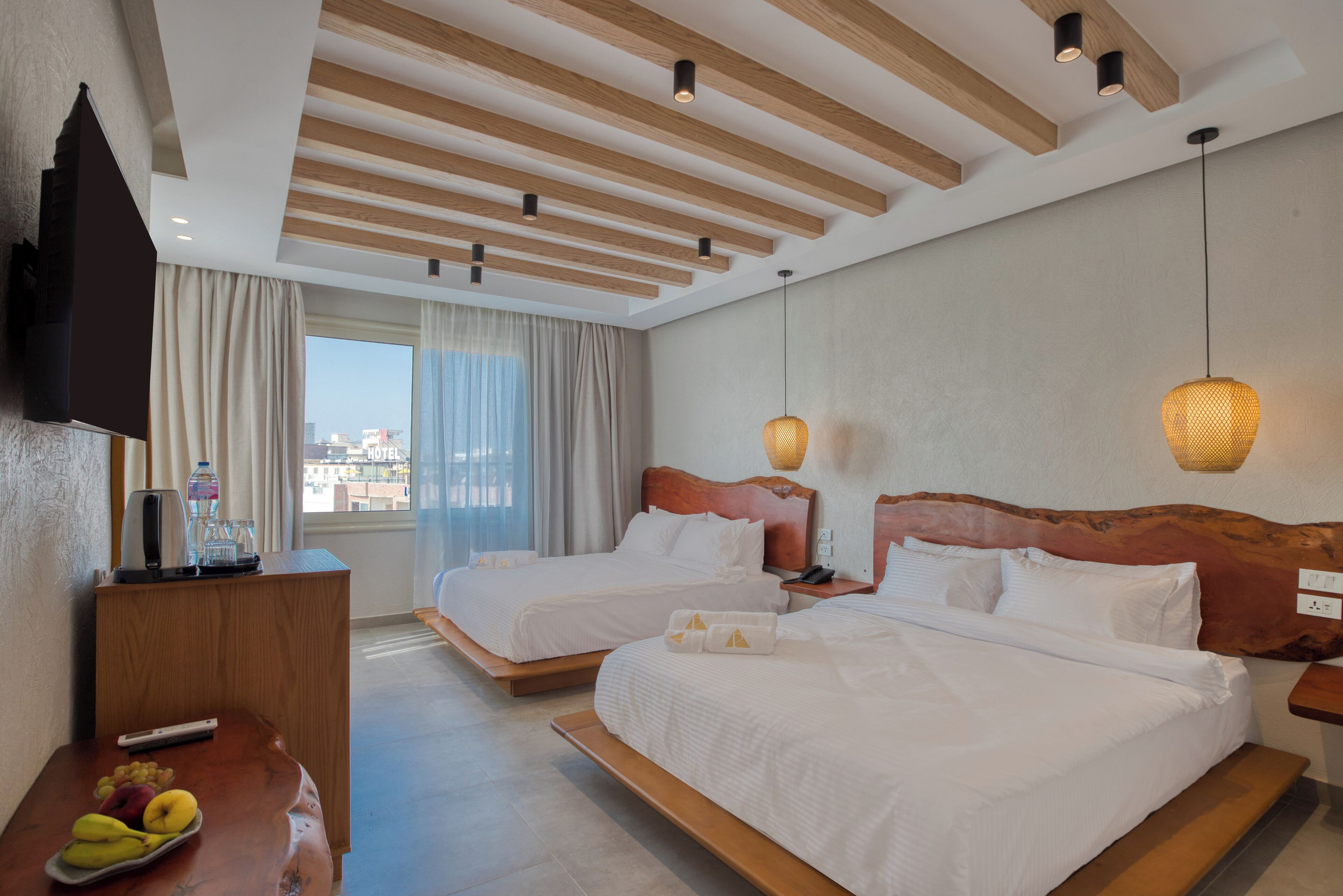 Peti besi dalam bilik, dihias secara berasingan 