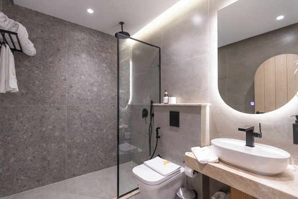 A modern bathroom with a glass-enclosed shower, a white sink, and a large mirror. - ONE GATE Pyramids View INN (Giza)