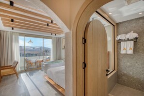 Suite romántica, vistas a la montaña | Caja fuerte, decoración individual, mobiliario individual y escritorio