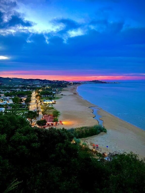 En la playa, playa de arena blanca y bar en la playa 