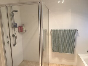 Hair dryer, towels, soap, toilet paper - Coastal Townhouse 200m from the Beach and Shops - Relax by the Sea! (Umina Beach)