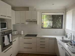 Jääkaappi, mikroaaltouuni, uuni, liesi