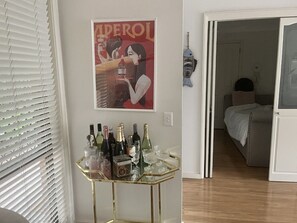 3 makuuhuonetta, työpöytä, ilmainen Wi-Fi, vuodevaatteet