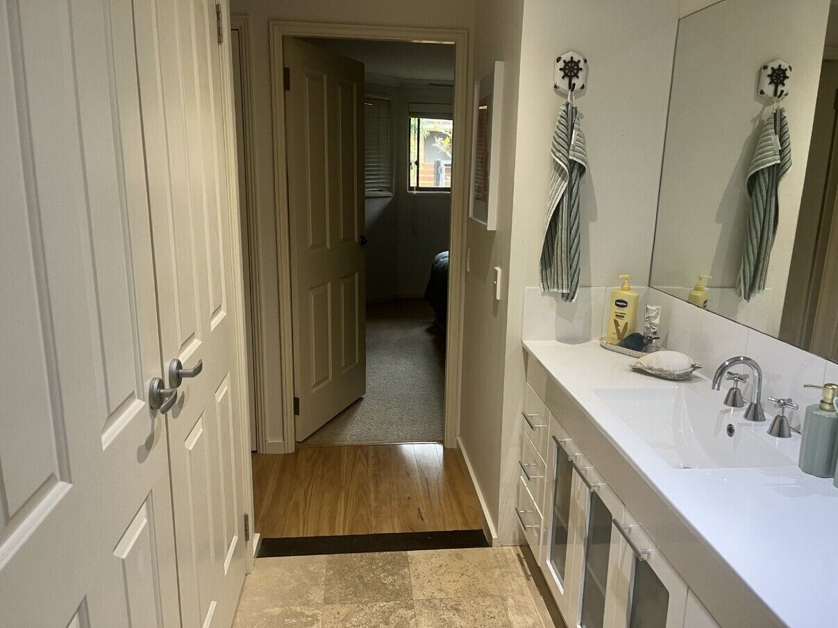 Sèche-cheveux, serviettes fournies, savon, papier toilette