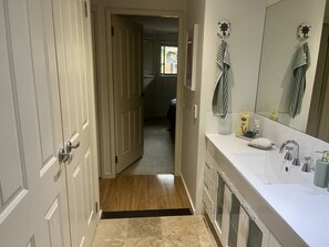 Hiustenkuivaaja, pyyhkeet, saippua, vessapaperi