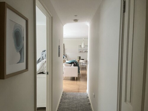 Coastal Townhouse 200m from the Beach and Shops - Relax by the Sea!