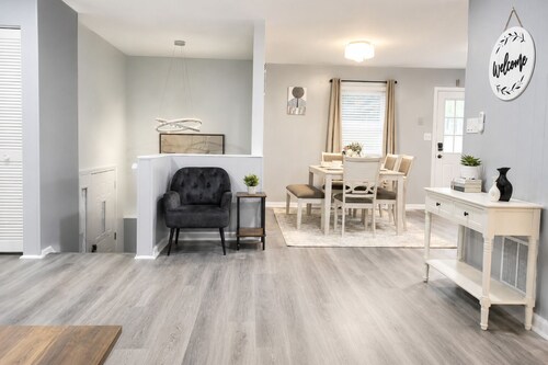 Modern Halethorpe Home. Sleeps 8. 4 Beds. Near BWI, UMBC & Baltimore