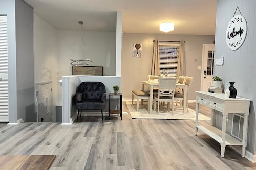 Modern Halethorpe Home. Sleeps 8. 4 Beds. Near BWI, UMBC & Baltimore