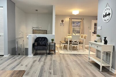 Modern Halethrope Home. 4 Comfy Beds. Minutes to UMBC, BWI & Baltimore