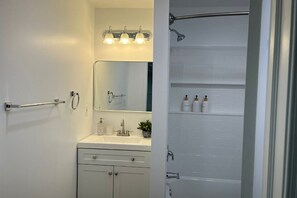 Shower, hair dryer, towels, soap - Modern Halethorpe Home. Sleeps 8. 4 Beds. Near BWI, UMBC & Baltimore (halethrope)