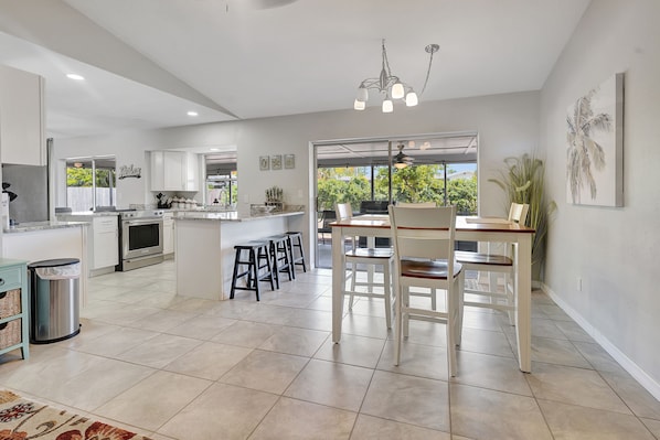 Dining - Coral Palms Cottage - Your Costal Escape, Sleeps 7! (Cape Coral)