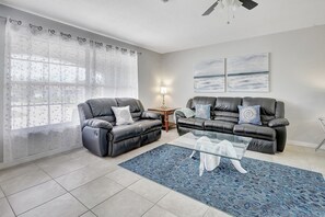 TV - Coral Palms Cottage - Your Costal Escape, Sleeps 7! (Cape Coral)