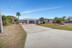 Property grounds - Coral Palms Cottage - Your Costal Escape, Sleeps 7! (Cape Coral)
