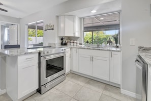 Private kitchen - Coral Palms Cottage - Your Costal Escape, Sleeps 7! (Cape Coral)