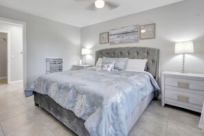 3 bedrooms, bed sheets - Coral Palms Cottage - Your Costal Escape, Sleeps 7! (Cape Coral)