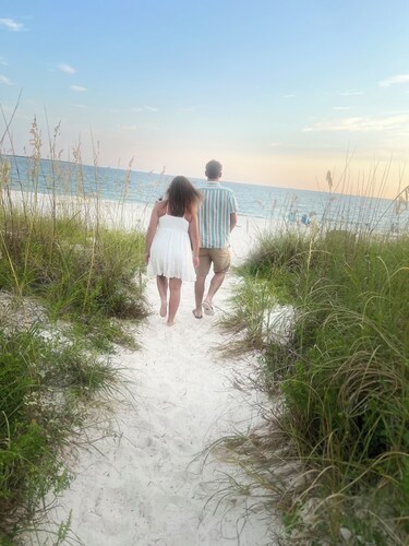 Welcome Snowbirds!! Ground-level, 2 bedroom/1 bath townhome close to the beach!