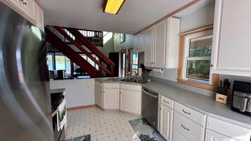 Micro-ondes, four, plaque de cuisson, lave-vaisselle