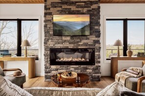 Smart TV, fireplace - Sauna~Pool~Views~Putt Putt~Outdoor Lounge~Theatre (Sevierville)