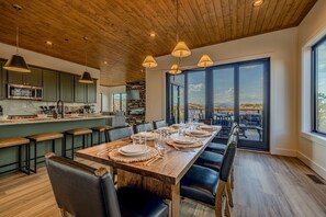Dining - Outdoor Lounge~Sauna~Pool~Views~Putt Putt~Theatre (Sevierville)