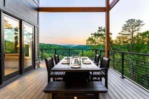 Outdoor dining - Outdoor Lounge~Sauna~Pool~Views~Putt Putt~Theatre (Sevierville)